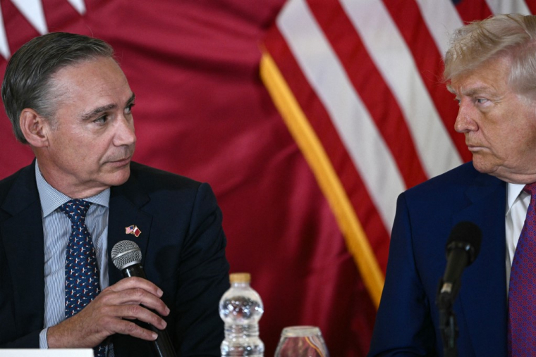 Le PDG de Boeing, Kelly Ortberg, et Donald Trump, à Doha, en mai 2025 ( AFP / BRENDAN SMIALOWSKI )