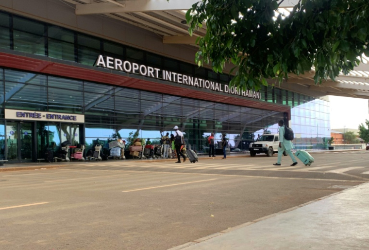 Des passagers arrivent à l'aéroport international Diori Hamani de Niamey, au Niger, le 22 septembre 2023 ( AFP / - )