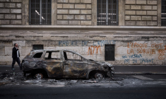 Une voiture brûlée dans le centre de Paris après un week-end de manifestations et de violences, le 19 octobre 2026 ( AFP / Kiran RIDLEY )