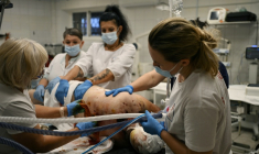 Des soignants examinent un militaire ukrainien blessé dans une salle du service de traumatologie de l'hôpital Metchnikov, à Dnipro, le 9 juin 2026, dans le cadre de l'invasion russe de l'Ukraine ( AFP / Genya SAVILOV )