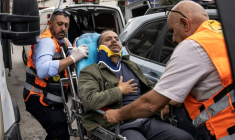 Le photographe palestinien de l'AFP Jaafar Ashtiyeh est évacué par les secours palestiniens après avoir été roué de coups par des colons israéliens à Aqraba, en Cisjordanie occupée, alors qu'il était en reportage, le 6 octobre 2026 ( AFP / JOHN WESSELS )