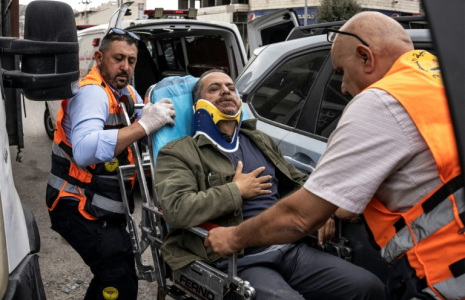 Le photographe palestinien de l'AFP Jaafar Ashtiyeh est évacué par les secours palestiniens après avoir été roué de coups par des colons israéliens à Aqraba, en Cisjordanie occupée, alors qu'il était en reportage, le 6 octobre 2026 ( AFP / JOHN WESSELS )