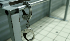 Trois policiers seront jugés le 7 septembre devant le tribunal correctionnel de Meaux (Seine-et-Marne), poursuivis pour faux en écriture et violences infligées sur un homme brutalement interpellé à Noisiel le 16 mars 2026 ( AFP / Thomas SAMSON )