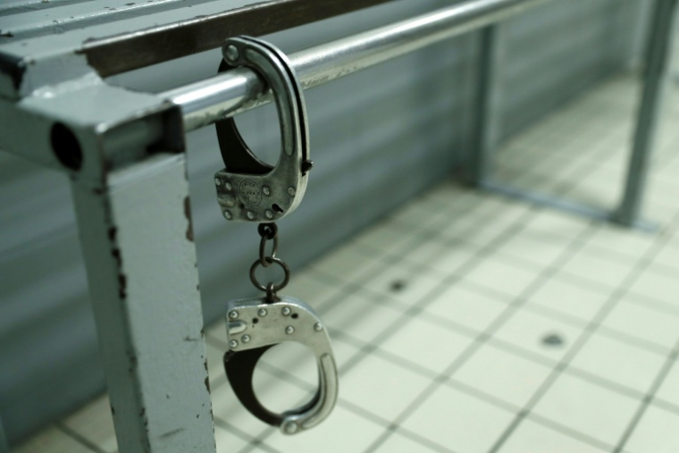 Trois policiers seront jugés le 7 septembre devant le tribunal correctionnel de Meaux (Seine-et-Marne), poursuivis pour faux en écriture et violences infligées sur un homme brutalement interpellé à Noisiel le 16 mars 2026 ( AFP / Thomas SAMSON )