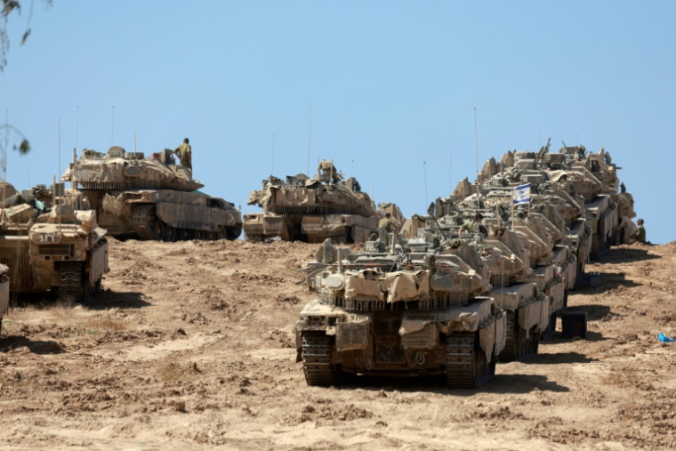 Un convoi de chars israéliens est déployé à la frontière entre Israël et la bande de Gaza, le 16 septembre 2025 ( AFP / Menahem KAHANA )