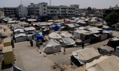 Des Palestiniens déplacés par l'offensive militaire israélienne s'abritent dans une école de l'UNRWA