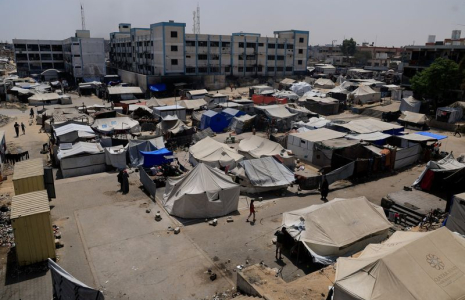 Des Palestiniens déplacés par l'offensive militaire israélienne s'abritent dans une école de l'UNRWA