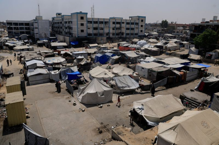 Des Palestiniens déplacés par l'offensive militaire israélienne s'abritent dans une école de l'UNRWA
