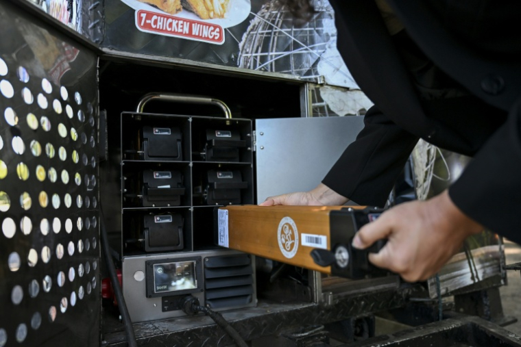 Le food truck de William Arevalo, alimenté par des batteries électriques, dans un parc de l'arrondissement du Queens à New York, le 23 juillet 2026 (  / ANGELA WEISS )