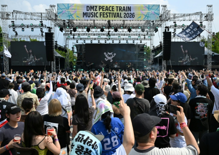 Le groupe de rock indépendant Peach Truck Hijackers en concert au DMZ Peace Train Festival à Cheorwon, près de la frontière avec la Corée du Nord, le 14 juin 2026 en Corée du Sud ( AFP / Jung Yeon-je )