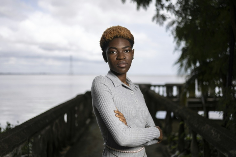 Saviour Iwezue, qui dirige Team Illuminate, un collectif pour sensibiliser les jeunes à l'écologie, pose le 20 octobre 2025 à Lagos ( AFP / OLYMPIA DE MAISMONT )