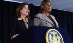 Kathy Hochul aux côtés de  Letitia James lors d'une conférence de presse à Manhattan, New York, le 2 octobre 2026 ( GETTY IMAGES NORTH AMERICA / SPENCER PLATT )