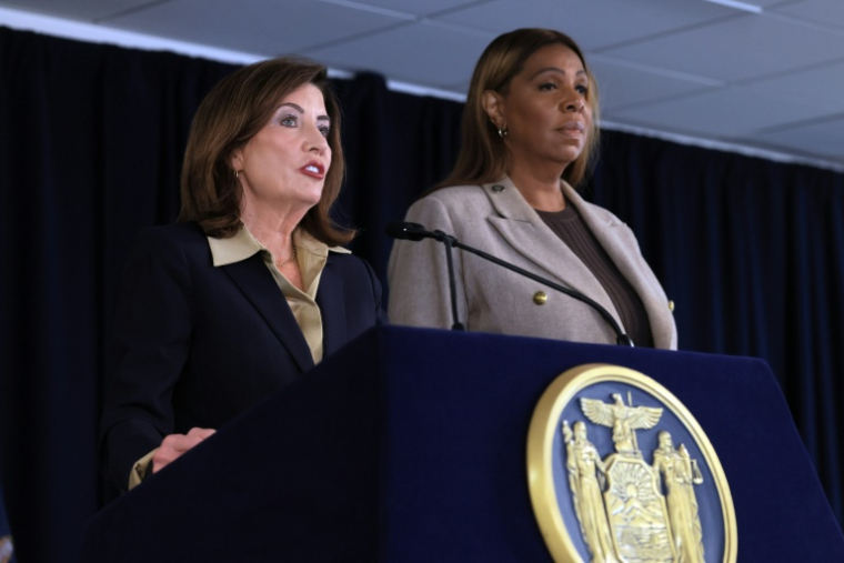 Kathy Hochul aux côtés de  Letitia James lors d'une conférence de presse à Manhattan, New York, le 2 octobre 2026 ( GETTY IMAGES NORTH AMERICA / SPENCER PLATT )