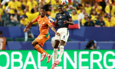 Elye Wahi (à gauche) à la lutte avec le défenseur équatorien Joel Ordonez lors de la victoire de la Côte d'Ivoire 1-0 le 14 juin 2026 à Philadelphie en phase de poule de la Coupe du monde. Interdit de visa par les autorités canadiennes, l'attaquant ivoirien ne pourra participer au deuxième match des Eléphants samedi à Toronto face à l'Allemagne ( AFP / CHARLY TRIBALLEAU )