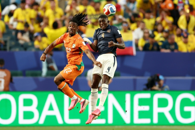 Elye Wahi (à gauche) à la lutte avec le défenseur équatorien Joel Ordonez lors de la victoire de la Côte d'Ivoire 1-0 le 14 juin 2026 à Philadelphie en phase de poule de la Coupe du monde. Interdit de visa par les autorités canadiennes, l'attaquant ivoirien ne pourra participer au deuxième match des Eléphants samedi à Toronto face à l'Allemagne ( AFP / CHARLY TRIBALLEAU )