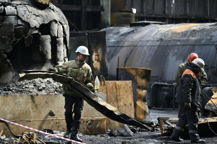 Des secouristes travaillent dans les débris d'un site énergétique, le 19 avril 2024, sur un site dont la localisation n'a pas été dévoilée, en Ukraine ( AFP / Genya SAVILOV )