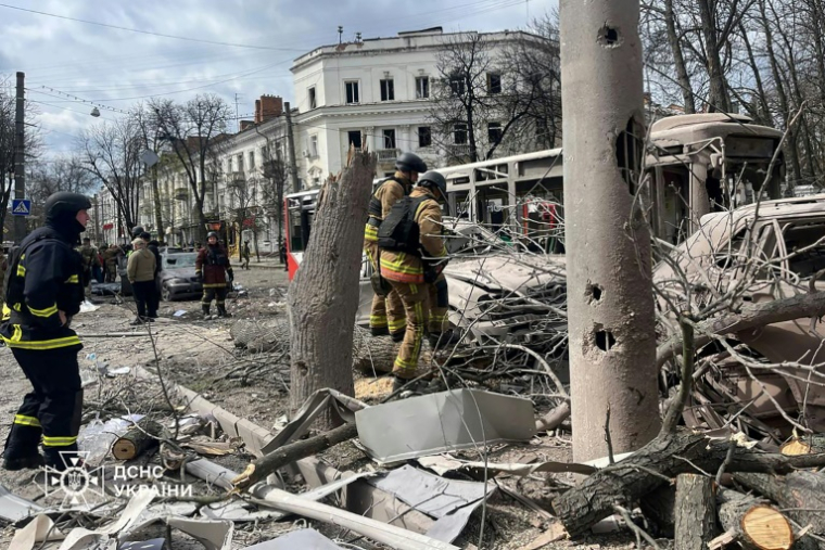 Des secouristes ukrainiens opèrent sur le site d'une attaque russe de missiles à Soumy, dans le nord-est de l'Ukraine, le 13 avril 2025 ( UKRAINIAN EMERGENCY SERVICE / Handout )