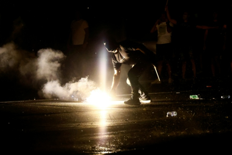 Des manifestants opposés au pouvoir à Belgrade le 14 août 2025  ( AFP / Marko Djokovic )