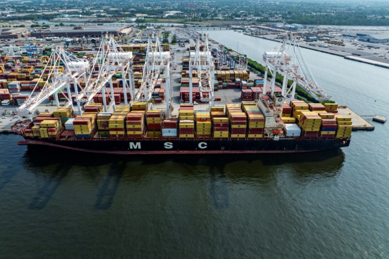 Un porte-containers sur le port de Baltimore (Etats-Unis) le 7 août 2025 ( AFP / Jim WATSON )