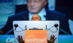 Jean-Michel Aulas lors d'un meeting de campagne à Lyon, le 10 mars 2026 ( AFP / OLIVIER CHASSIGNOLE )