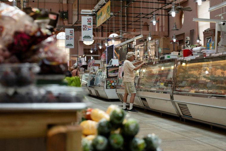 Des personnes font leurs courses à Washington