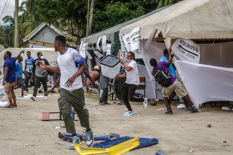 Des manifestants attaquent un bureau de vote pendant l’élection présidentielle, le 29 octobre 2025 à Dar-es-Salam, en Tanzanie ( AFP / - )