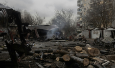 Un homme fouille les décombres d'un lieu visé par une attaque aérienne russe, le 18 mars 2026 à Zaporijjia en Ukraine ( AFP / Roman PILIPEY )
