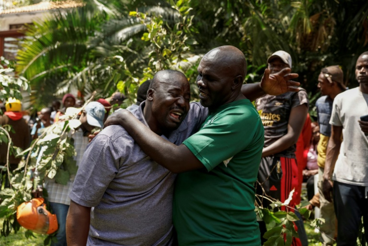 Des personnes en deuil rassemblées devant la résidence officielle du leader de l'opposition kenyane Raila Odinga dans le quartier Karen de Nairobi, le 15 octobre 2025, après son décès en Inde ( AFP / SIMON MAINA )