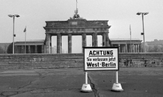 Le mur de Berlin, la porte de Brandebourg, et un panneau "Attention, vous quittez maintenant Berlin-Ouest", le 13 octobre 1976 ( AFP / Raph GATTI )