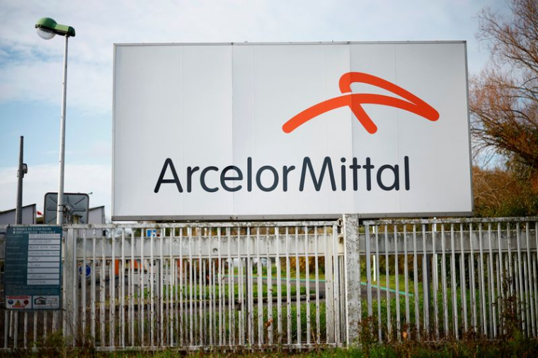 Un logo du groupe sidérurgique ArcelorMittal est visible sur le site de l'entreprise à Basse-Indre près de Nantes