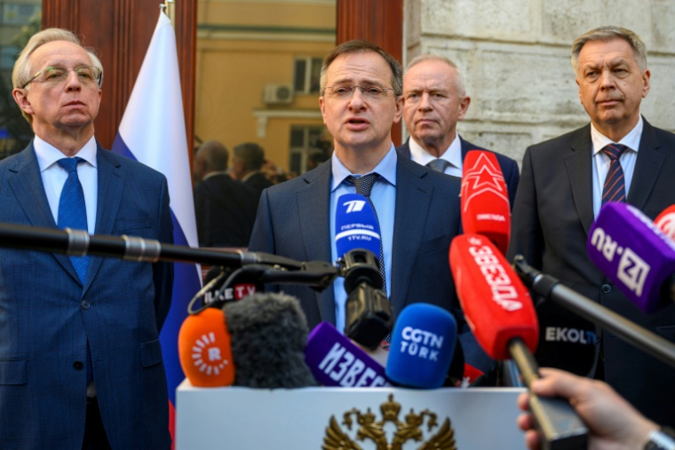 Le chef de la délégation russe et conseiller de Poutine, Vladimir Medinsky, flanqué du vice-ministre des Affaires étrangères Mikhaïl Galouzine (à gauche) et du chef du renseignement militaire russe (GRU) Igor Kostyukov (à droite), à Istanbul le 15 mai 2025 ( AFP / Yasin AKGUL )