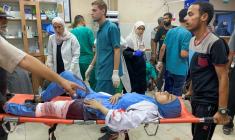 Des Palestiniens transportent une infirmière blessée par des frappes israéliennes sur l'hôpital Nasser, à Khan Younès, dans le sud de la bande de Gaza, le 25 août 2025 ( AFP / - )