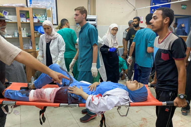 Des Palestiniens transportent une infirmière blessée par des frappes israéliennes sur l'hôpital Nasser, à Khan Younès, dans le sud de la bande de Gaza, le 25 août 2025 ( AFP / - )