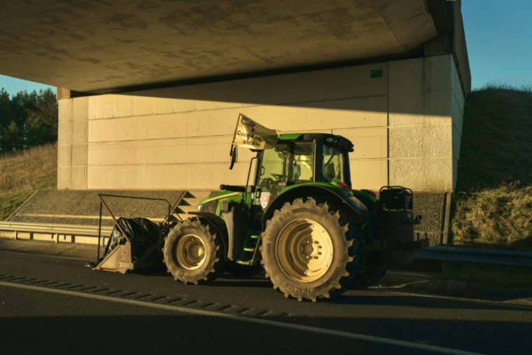 Un tracteur sur l'autoroute A75 lors d'un blocage organisé par des agriculteurs à Sévérac-d'Aveyron, le 14 décembre 2025  ( AFP / Idriss Bigou-Gilles )