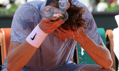 Jannik Sinner, N.1 mondial, pendant un changement de côté au 2e tour de Roland-Garros le 28 mai 2026 à Paris ( AFP / ALAIN JOCARD )