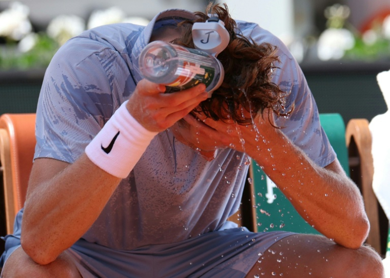 Jannik Sinner, N.1 mondial, pendant un changement de côté au 2e tour de Roland-Garros le 28 mai 2026 à Paris ( AFP / ALAIN JOCARD )