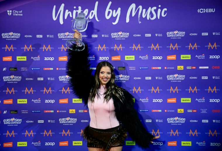 La chanteuse bulgare Dara, qui a remporté l'Eurovision pose avec son trophée à Vienne, en Autriche, le 16 mai 2026 ( AFP / Tobias SCHWARZ )