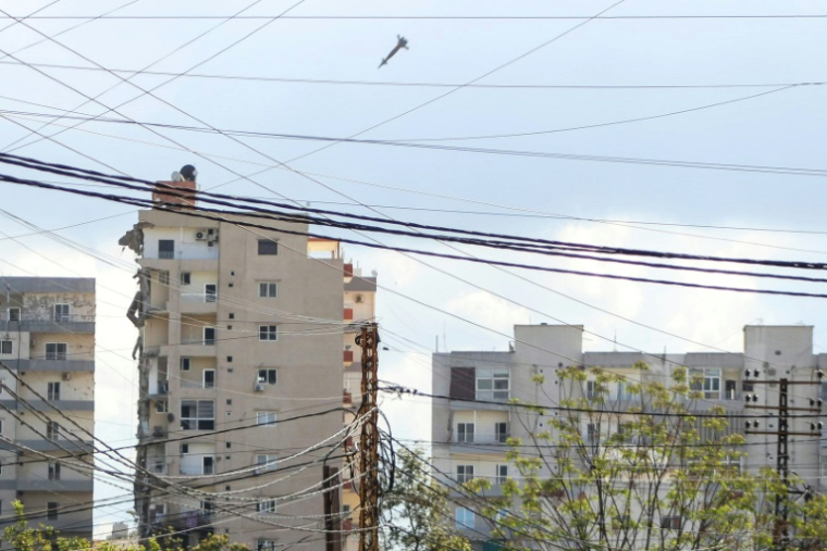 Un projectile est aperçu quelques instants avant de percuter un bâtiment lors d’une frappe aérienne israélienne dans la zone d’Abbasiyeh, en périphérie de la ville de Tyr, dans le sud du Liban, le 8 avril 2026 ( AFP / Kawnat HAJU )