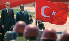 Le président turc Recep Tayyip Erdogan (à gauche) au côté du président somalien Hassan Sheikh Mohamud à l'aéroport de Mogadiscio, en Somalie, le 25 janvier 2015 ( AFP / MOHAMED ABDIWAHAB )