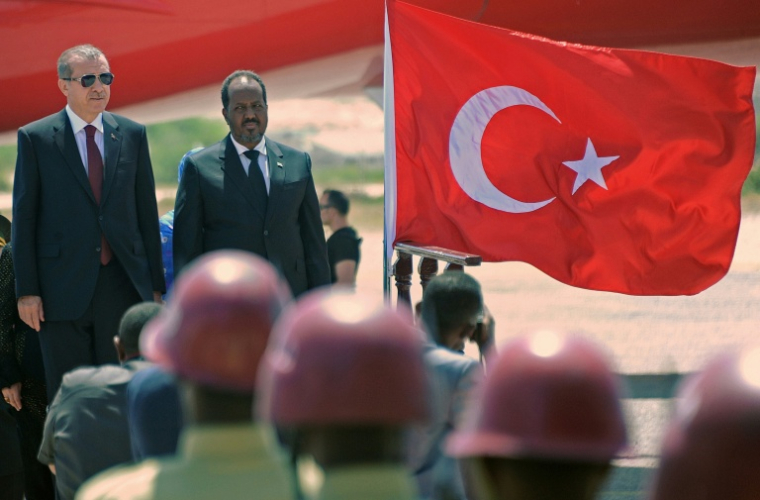 Le président turc Recep Tayyip Erdogan (à gauche) au côté du président somalien Hassan Sheikh Mohamud à l'aéroport de Mogadiscio, en Somalie, le 25 janvier 2015 ( AFP / MOHAMED ABDIWAHAB )