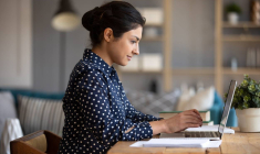 Les démarches administratives en ligne facilitées - iStock-fizkes
