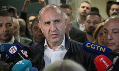L'ancien président bulgare, Roumen Radev, répond à des journalistes, le 19 avril 2026 à Sofia ( AFP / Dimitar KYOSEMARLIEV )