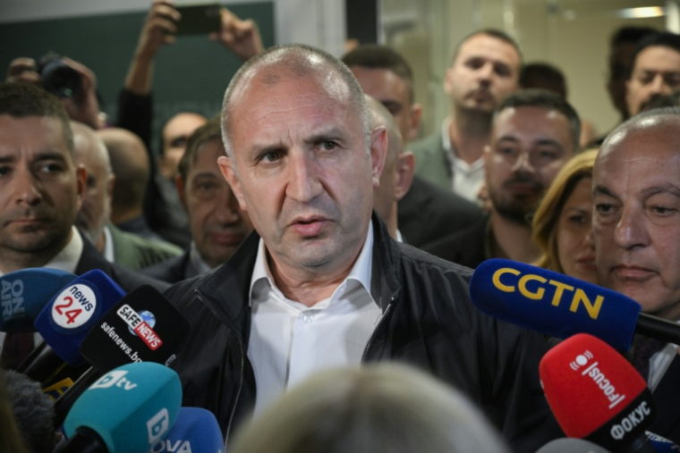 L'ancien président bulgare, Roumen Radev, répond à des journalistes, le 19 avril 2026 à Sofia ( AFP / Dimitar KYOSEMARLIEV )
