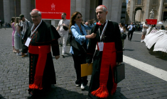 Les cardinaux argentins Angel Sixto Rossi (à gauche) et Aurelio Poli à la sortie d'une congrégation, au Vatican, le 3 mai 2025 ( AFP / Filippo MONTEFORTE )