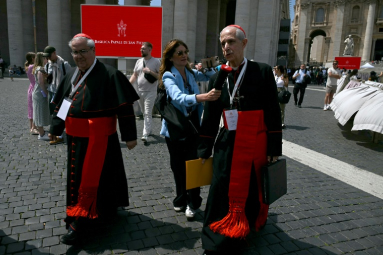 Les cardinaux argentins Angel Sixto Rossi (à gauche) et Aurelio Poli à la sortie d'une congrégation, au Vatican, le 3 mai 2025 ( AFP / Filippo MONTEFORTE )