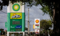 Les prix de l'essence sont affichés dans une station-service de Titusville