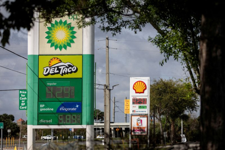 Les prix de l'essence sont affichés dans une station-service de Titusville