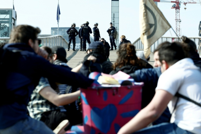 Des militants du groupe écologiste Extinction Rebellion (XR) occupent la passerelle Simone-de-Beauvoir, le 21 mars 2026 à Paris ( AFP / Kenzo TRIBOUILLARD )