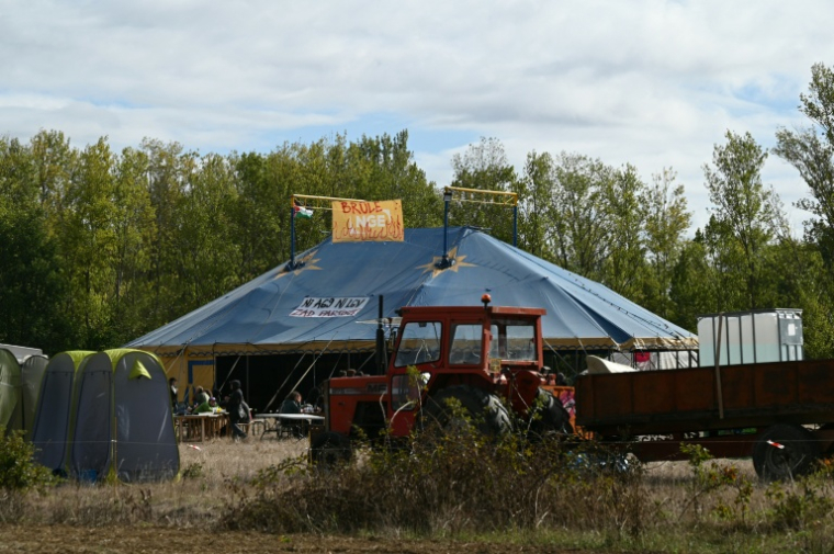 Campement des opposants à l'autoroute A69, qui doit relier Toulouse à Castres et être mise en service début novembre, à Cambounet-sur-le-Sor, dans le Tarn, le 10 octobre 2026  ( AFP / Matthieu RONDEL )