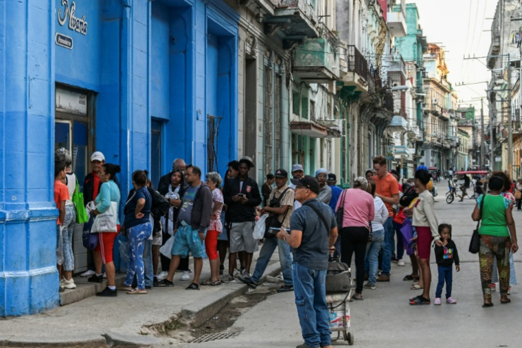 Des habitants de La Havane font la queue pour acheter du pain, le 18 mai 2026 ( AFP / YAMIL LAGE )